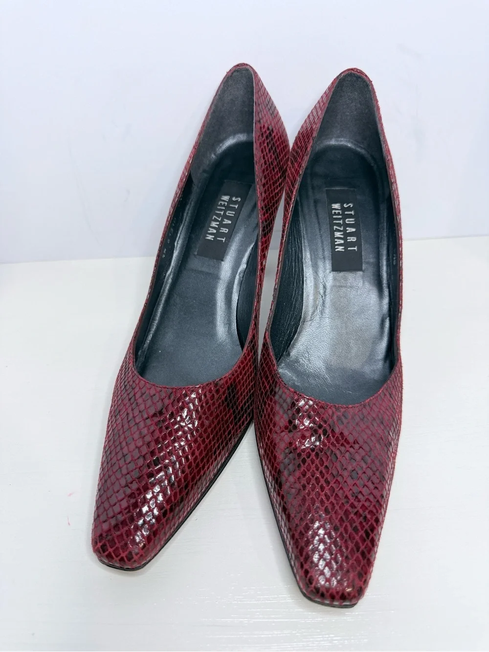 Stuart Weitzman Burgundy Wine Red Snake-Skin Embossed PointedToe Pumps Heels 9.5